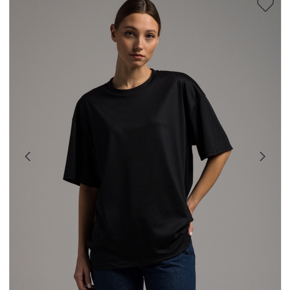 The Row Woman’s Classic Black Short Sleeve Shirt has a relaxed cut.
